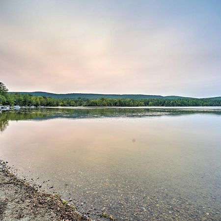 Cozy Stockbridge Cabin - Walk To Beach And Lake! Villa Bagian luar foto